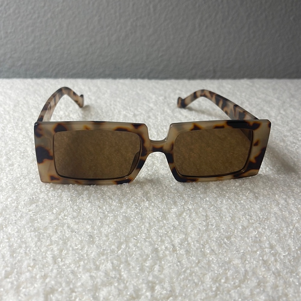 Chic Tortoise Sunglasses